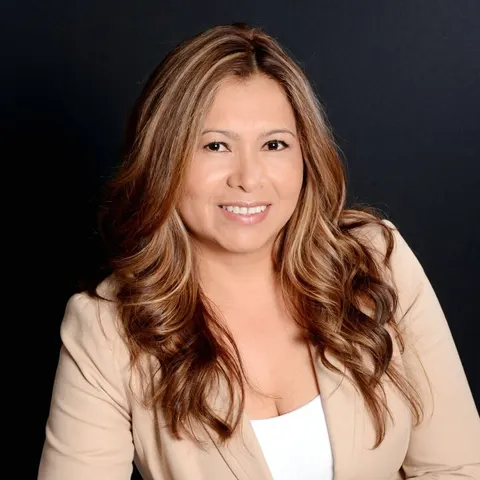 Hilda Avila, real estate agent in Apple Valley