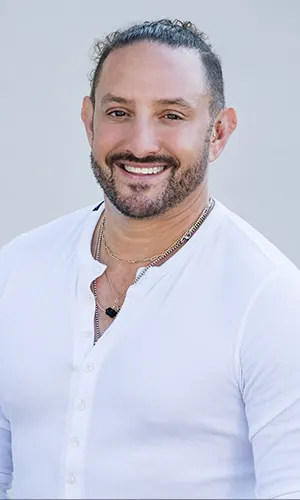Joshua Glaz, real estate agent in Los Angeles