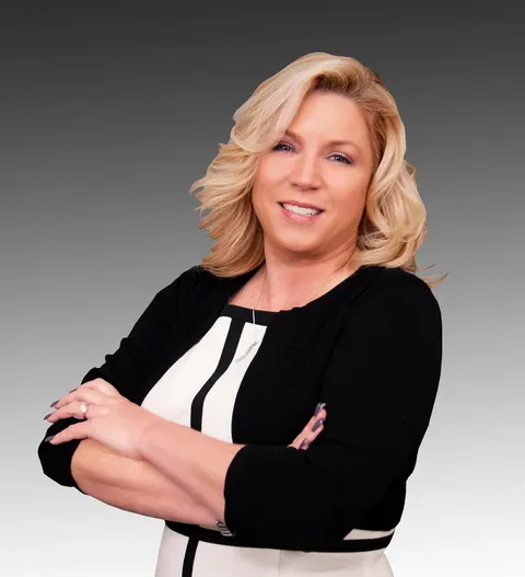 Cari Pelayo, real estate agent in Burbank