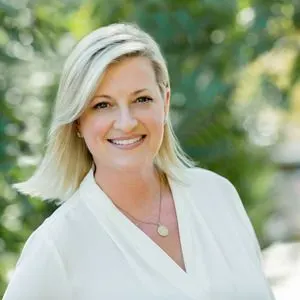Catherine Scully, real estate agent in Calabasas