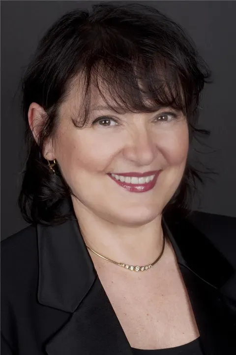 Andrea Volore, real estate agent in Woodland Hills
