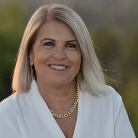 Iris Goldstein-Hagay, real estate agent in Woodland Hills