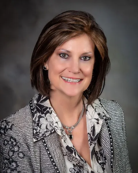 Stefany Vad, real estate agent in Camarillo