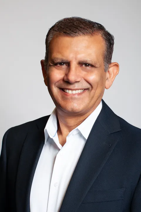 Vijay Sharma, real estate agent in Valencia