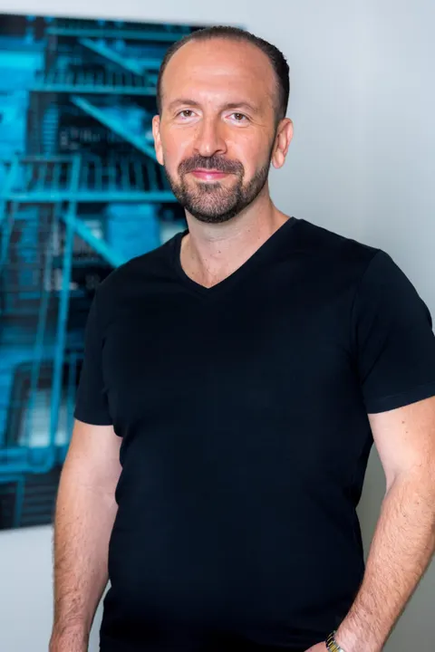 Robert Estrada, real estate agent in Los Angeles