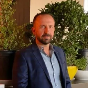 Vartan Achabahian, real estate agent in Los Angeles