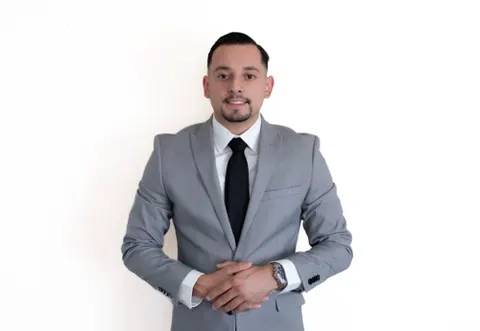 Roberto Tejada, real estate agent in Apple Valley