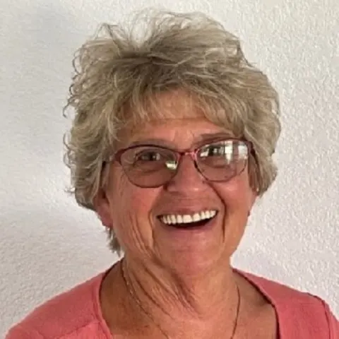 Charlotte Walker, real estate agent in Apple Valley