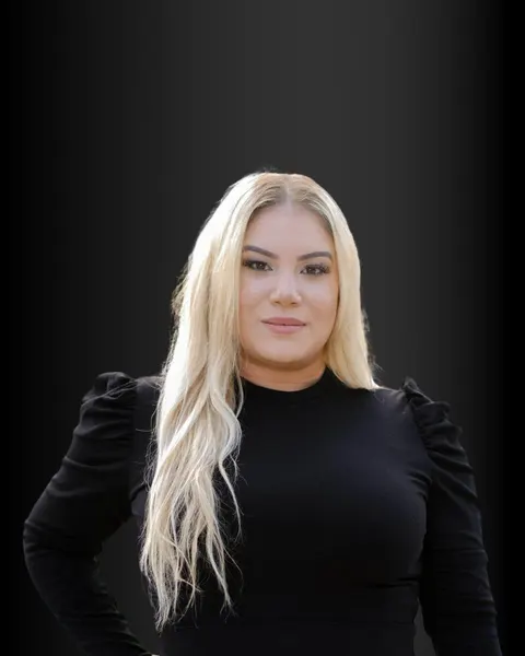Vanessa Alvarez, real estate agent in Corona
