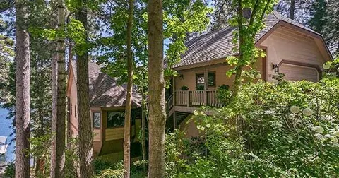Vicky Center, real estate agent in Lake Arrowhead