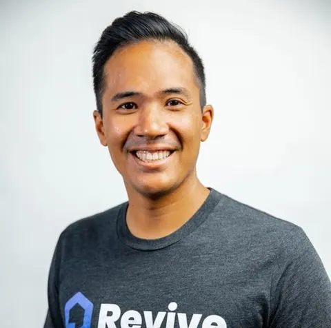 Jonathan Salas, real estate agent in Los Angeles