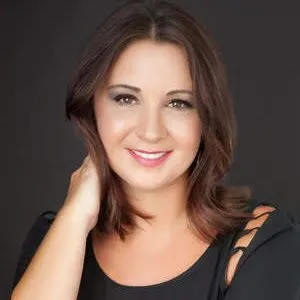 Stacy Soto, real estate agent in Corona