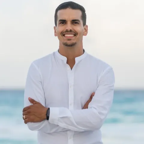 David Alvarez, real estate agent in Apple Valley