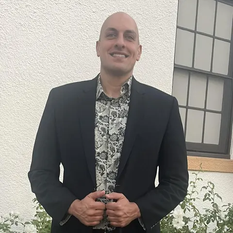 Andrew Azer, real estate agent in Costa Mesa