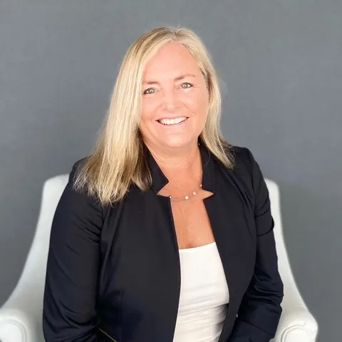 Mary Mix, real estate agent in Newport Beach