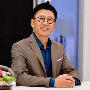 Steve Lee, real estate agent in La Crescenta