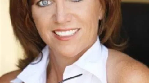 Robin Fagundes, real estate agent in Hanford