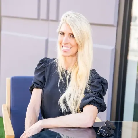 Holly Mcdonald, real estate agent in Costa Mesa