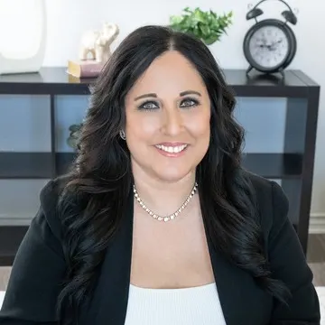 Desiree Dickinson, real estate agent in Huntington Beach