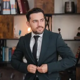 Ruben Ochoa, real estate agent in Chatsworth