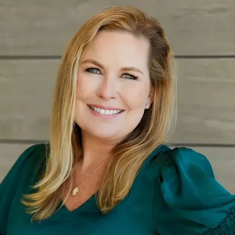 Holly Danna, real estate agent in Hawthorne