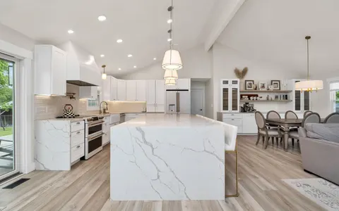 Denise Epeneter, real estate agent in Manhattan Beach