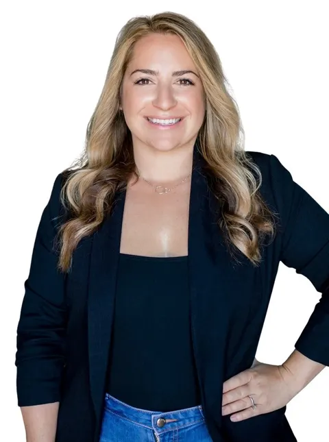 Lauren Yi, real estate agent in San Pedro