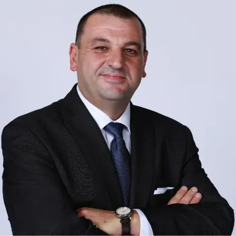 Rafael Gevorkian, real estate agent in Burbank
