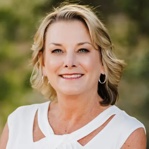 Carrie Olstad, real estate agent in Valencia