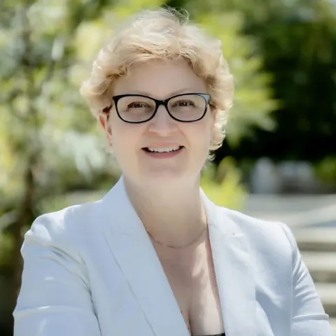 Anna Kwan, real estate agent in Canoga Park