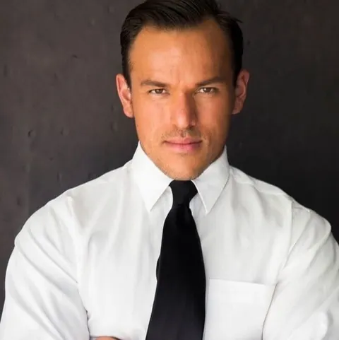 Edward Magallon, real estate agent in Oxnard