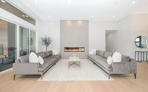 Elizabeth Lomeli, real estate agent in Fillmore