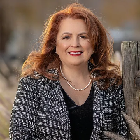 Theresa Robledo, real estate agent in Fillmore